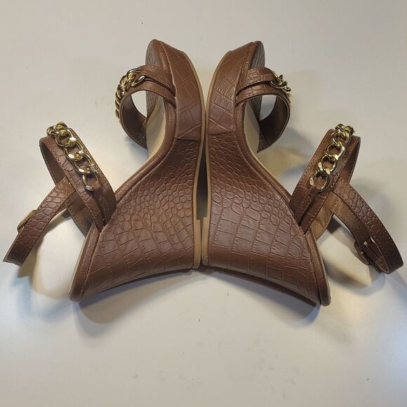 SUGAR PLASFORM WEDGE OPEN TOE ADJUSTABLE ANKLE STRAP/GOLD ACCENT CHAIN SANDAL - Picture 9 of 12